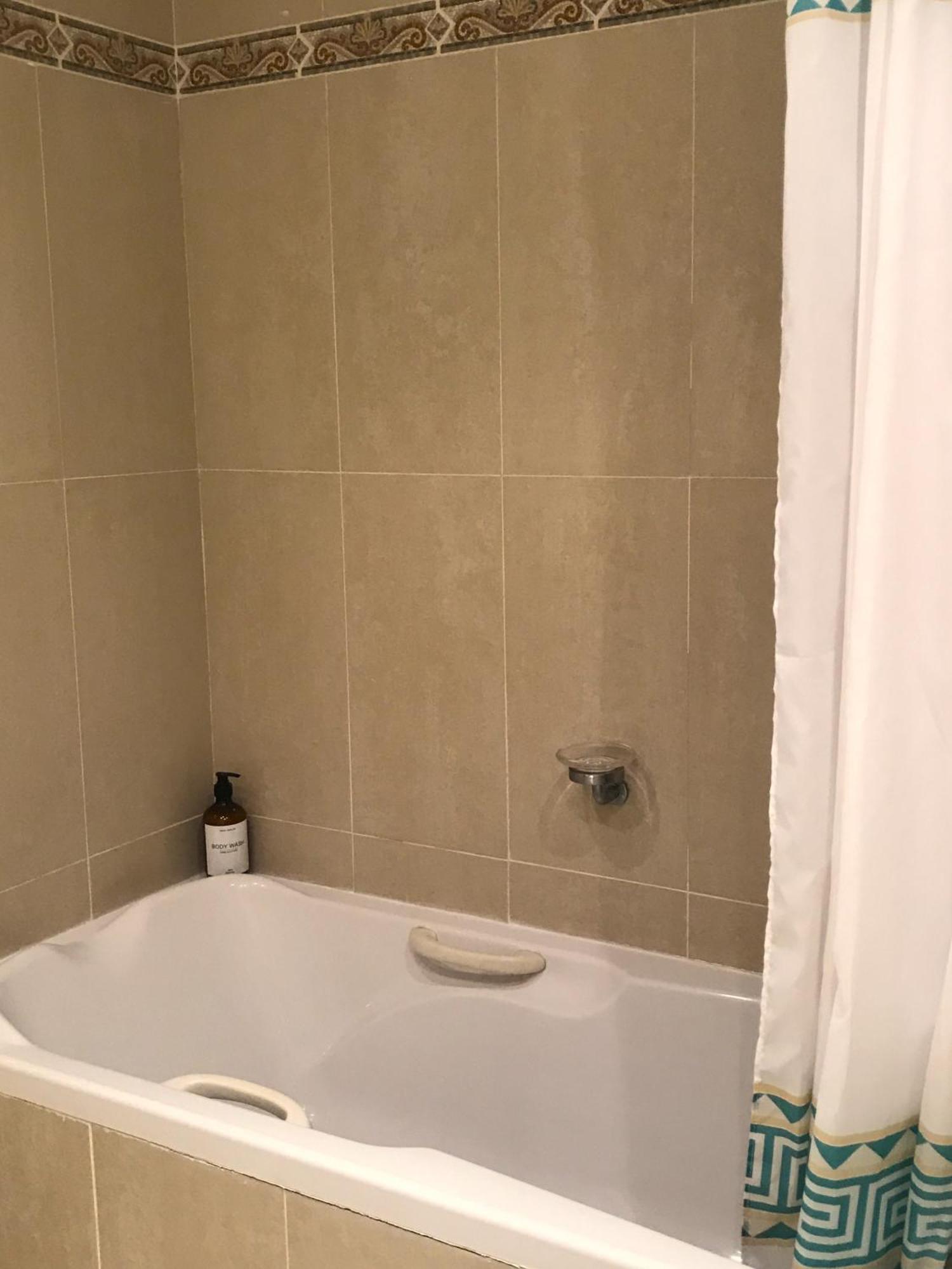 Habitacion Deluxe Con Bano Privado En Atalaya Apartagolf, Estepona Eksteriør bilde